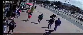 VIDEO: mujer persigue y golpea a sujeto que le robó su celular