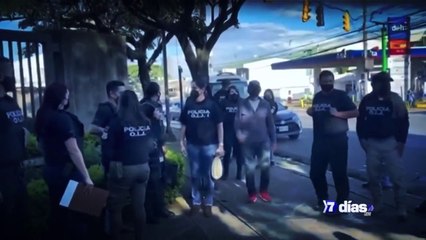 7dias-Policía con las manos arriba-170122