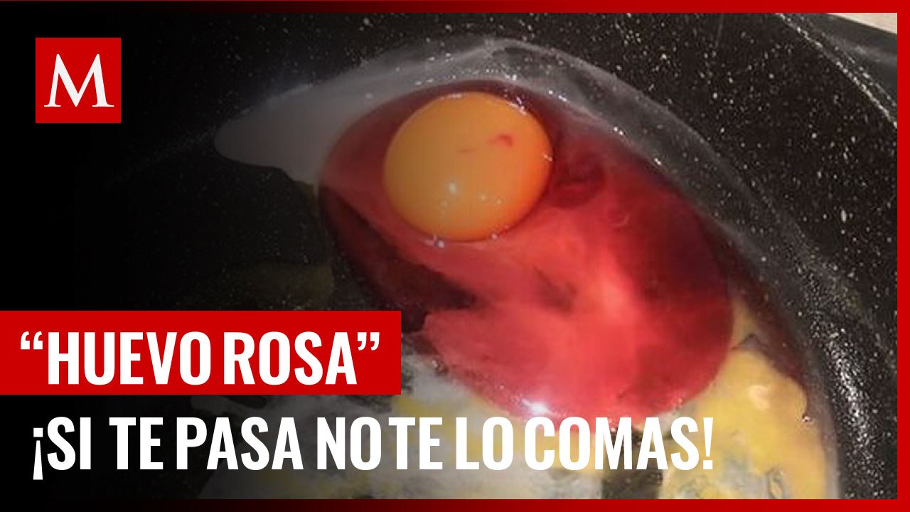 ¿Te ha sucedido? Mujer queda costernada porque huevo le sale rosa; le advierten que no se lo coma