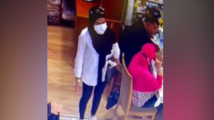 Müşteri dolu dükkanda, turistlerin çantasını çaldılar