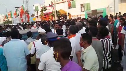 அண்ணாமலை நிகழ்ச்சியில் பாஜக கட்சிக்கொடியை தள்ளி விட்ட போதை ஆசாமிகள்... தட்டி தூக்கிய தொண்டர்கள்