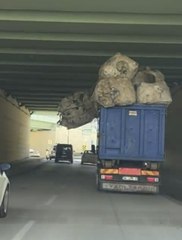 Son dakika haberi: SANCAKTEPE'DE KAMYONETİN TRAFİKTEKİ TEHLİKELİ YOLCULUĞU KAMERADA