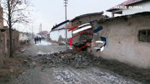 Kayseri'de depremin hasarı gün ağarınca ortaya çıktı! Ahırların bazı bölümleri yıkıldı, evlerde çatlaklar oluştu