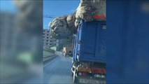 Sancaktepe'de kamyonetin trafikteki tehlikeli yolculuğu
