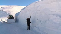 Kar kalınlığının 5 metreyi geçtiği yolda genişletme çalışması