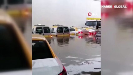 Uruguay'da şiddetli yağışların yol açtığı sel onlarca aracı sürükledi