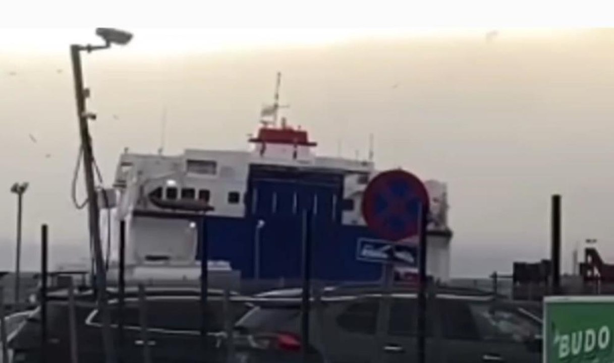 Devasa feribot fırtınada beşik gibi sallandı