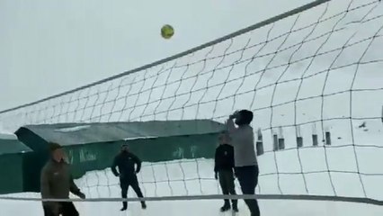 14,000 फीट पर बर्फ के बीच सेना के जवान का वॉलीबॉल खेलते हुए वीडियो हुआ वायरल