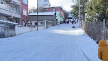 Çocuklar sokakları kayak pistine çevirdi