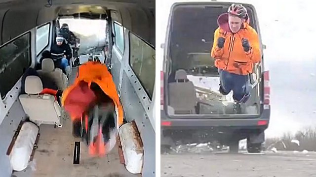 Il passe à travers une camionnette qui roule à toute vitesse