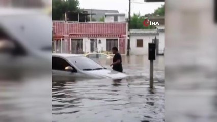 Uruguay'da sel suları araçları yuttu