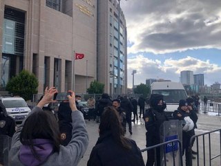 Son dakika gündem: ÇAĞLAYAN'DA ADLİYE ÖNÜNDE POLİSE BIÇAKLI SALDIRI
