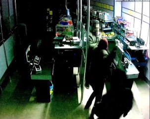 Satır bıçak ve oyuncak tabanca ile markete girip dehşeti yaşattılar