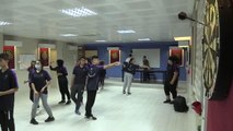 Okul koridorunda dart oynamayı öğrenen öğrenciler Türkiye şampiyonu oldu