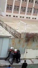 Polisler sokak ortasında kıyasıya dövdükleri gençten şikayetçi oldu