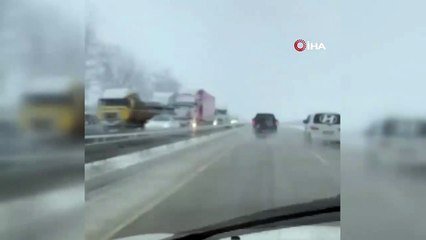 Tải video: Kar yağışı fena bastırdı! Bursa-Ankara yolu trafiğe kapandı