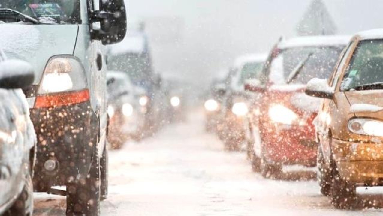 Son Dakika! Yoğun kar yağışı nedeniyle Bursa'yı Ankara'ya bağlayan kara yolu bir süre trafiğe kapatıldı