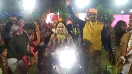 शादी में स्कूटी पर सवार होकर पहुंची दुल्हन, रास्ते में दूल्हे को भी दी लिफ्ट