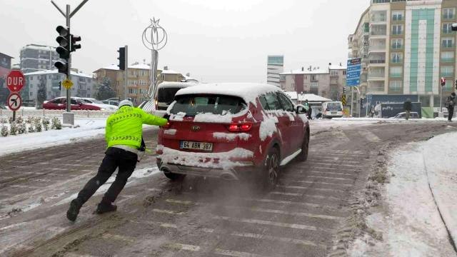 Yolda kalan araç sürücülerin imdadına trafik polisleri yetişti