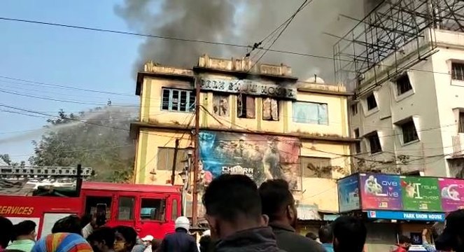 পার্ক ষ্ট্রীট মল্লিক বাজারে আগুন, উপস্থিত দমকল বাহিনী | Oneindia Bengali