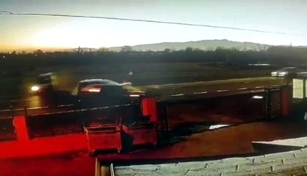 Son dakika... Yakını gözü önünde kaza yapınca şoka girdi... O anlar kamerada