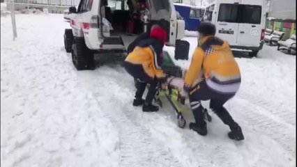 Sağlık ekipleri yoğun kara rağmen hasta öğrenci için seferber oldu