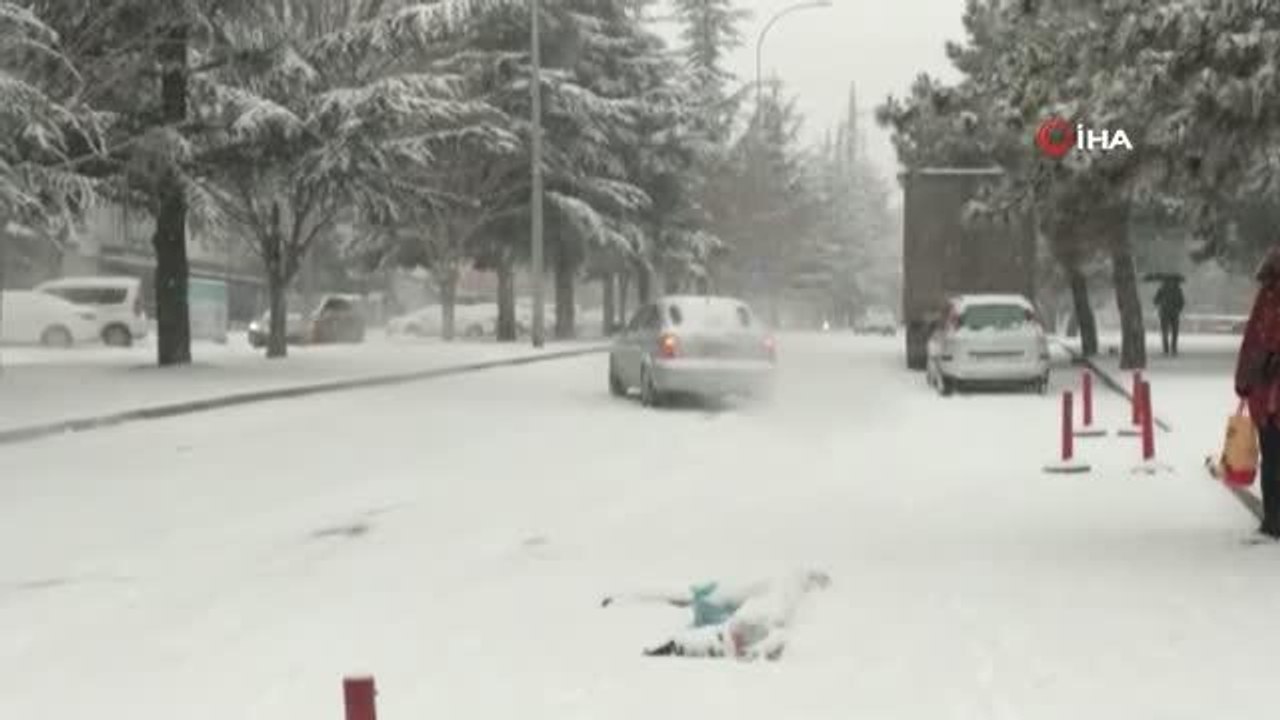 Uşak'ta kar yağışı hayatı olumsuz etkiledi