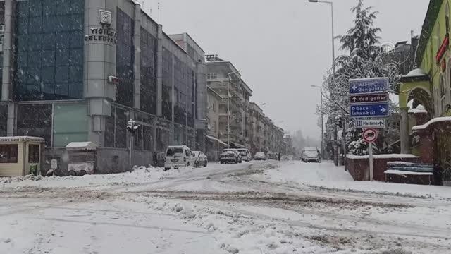 Kar yağışı ulaşımı aksatıyor