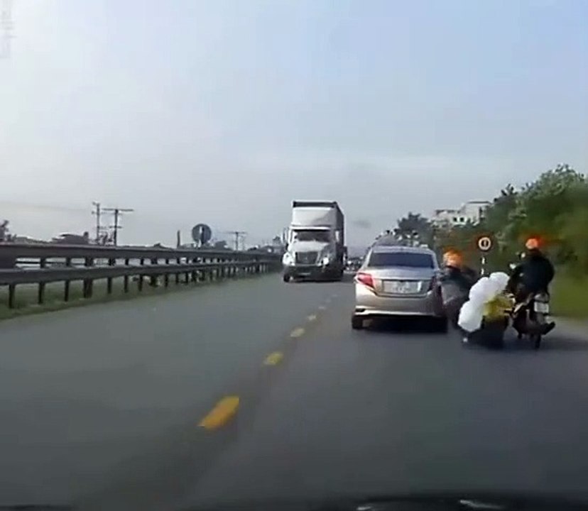 Mãe salva criança de atropelamento de camião