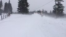 Ekipler yolu kardan kapanan köydeki hasta için seferber oldu