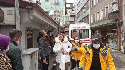 Rüzgarın çatıdan kopardığı sac levhalar, 2 kişiyi yaraladı