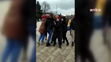 Meclis önünde regl ürünleri ücretsiz olsun diyen eylemcilere gözaltı