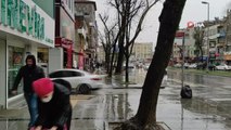 Sakarya kent merkezinde kısa süreli kar yağışı etkili oldu