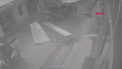 ŞİDDETLİ RÜZGAR NEDENİYLE ÇATIDAN KOPAN SAC LEVHALAR 2 KİŞİYİ YARALADI