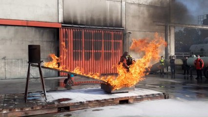 Coronavirus : Marc Van Ranst éteint "l'incendie mondial qui fait rage" lors d'une action symbolique