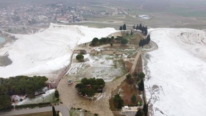 Pamukkale'de turistler kar altında termal havuza girdi