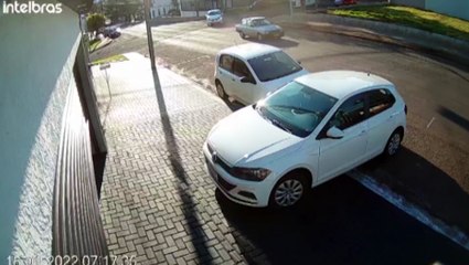 Vídeo mostra momento em que carros bateram em cruzamento com semáforo