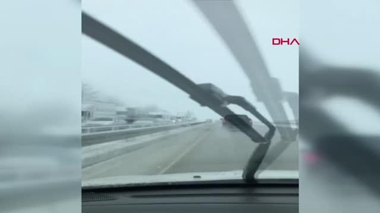 BURSA-ANKARA KARAYOLU KAR YAĞIŞINA BAĞLI KAZA NEDENİYLE TRAFİĞE KISA SÜRELİ KAPANDI