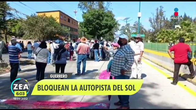 Maestros bloquean la Autopista del Sol; exigen pago de bonos