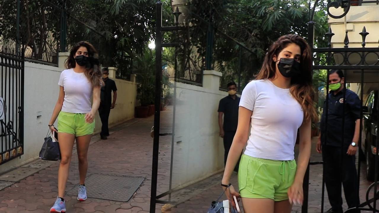 Malaika Arora से ब्रेकअप के बाद भाई Arjun Kapoor से मिलने पहुंचीं Jhanvi Kapoor | FilmiBeat