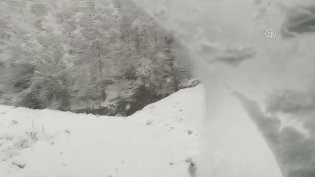 Yolu kardan kapanan köydeki hasta için bütün ekipler seferber oldu