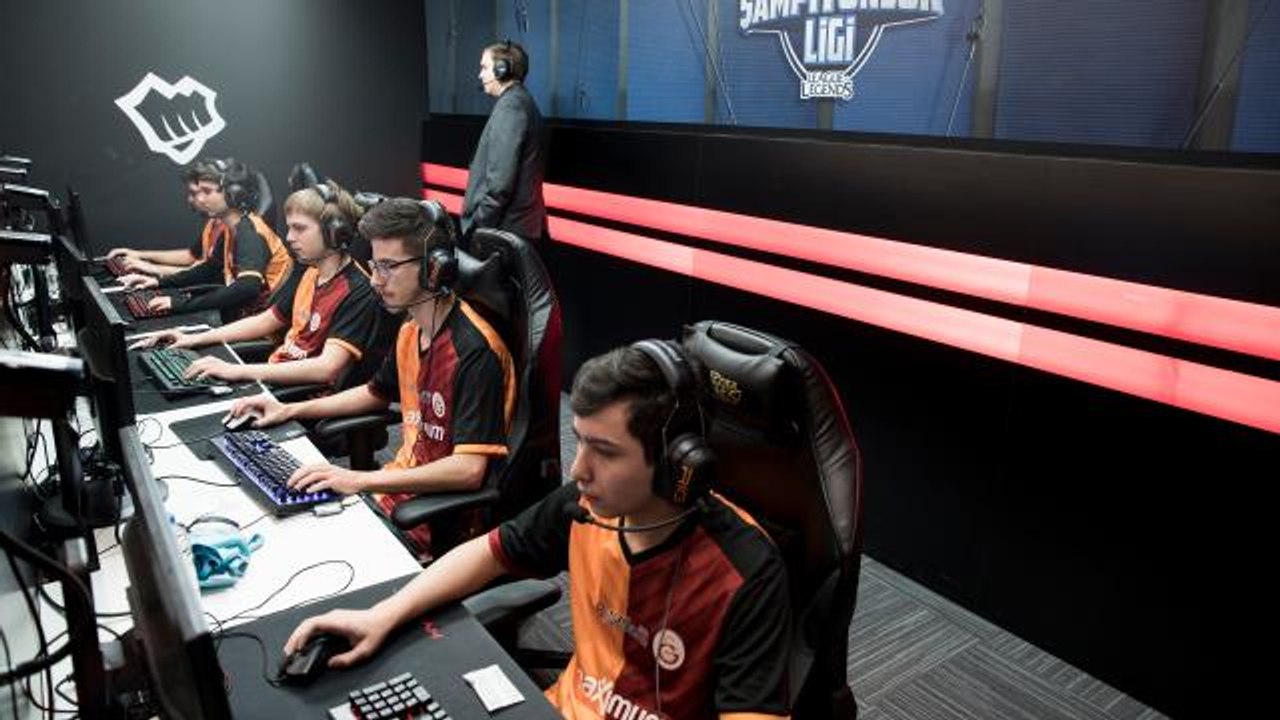 Yeni sezonda mücadele edecek Galatasaray kadrosu duyuruldu