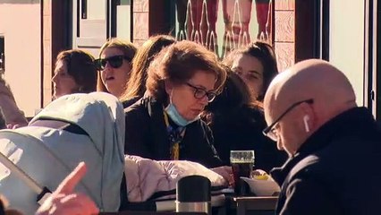 Los científicos debaten el plan piloto de España de pasar a tratar la COVID como endemia