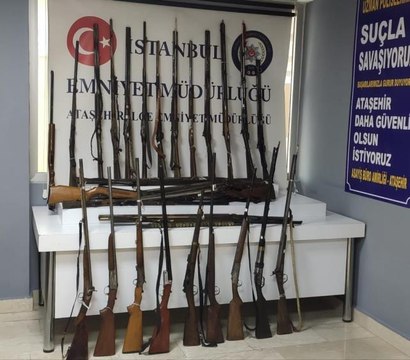 Ataşehir'de antika silah deposuna baskın: 35 tüfek ve tabanca ele geçirildi