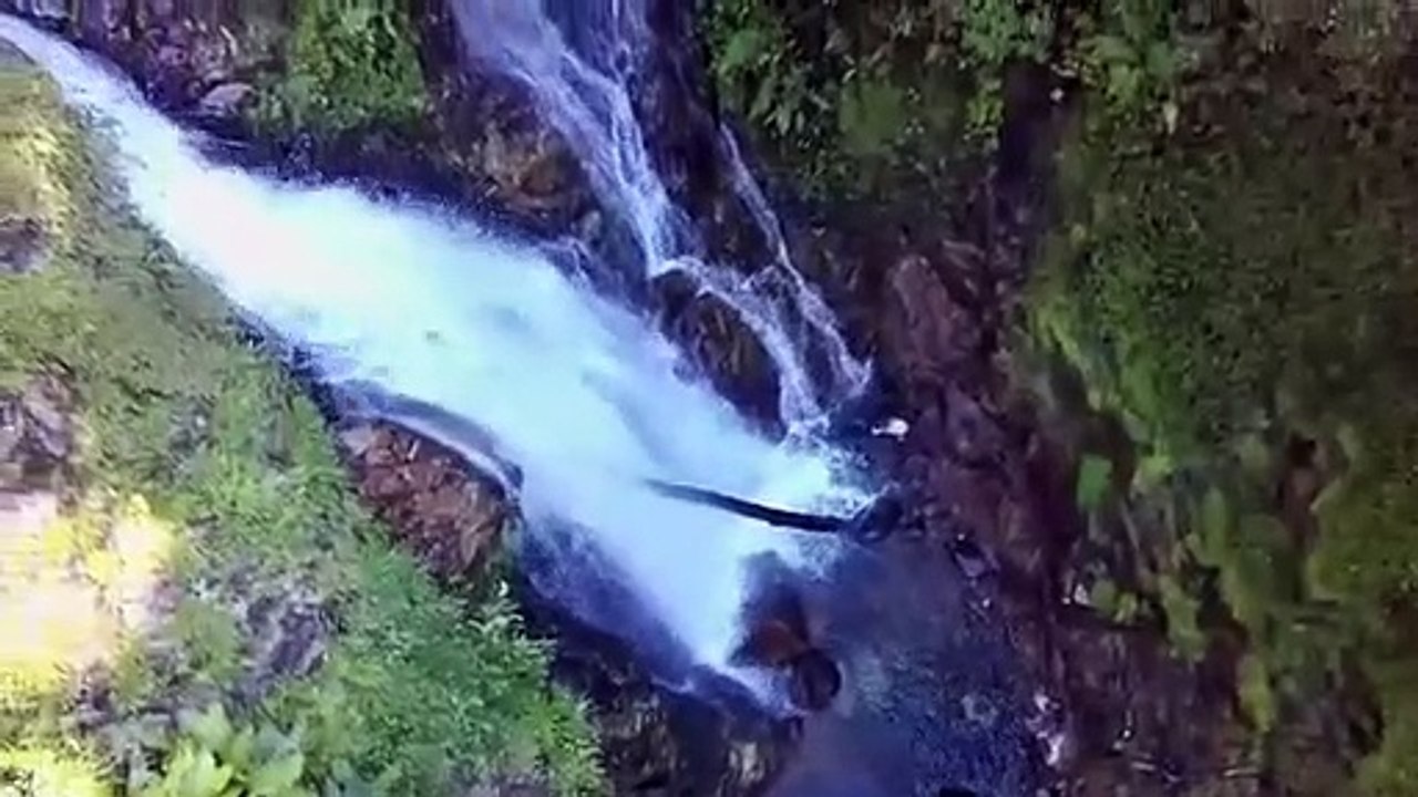 Queda de cachoeira em Pirabeiraba