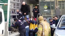 Kamyonetteki camlar üzerlerine devrildi: 2 işçi yaralandı