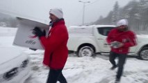 Kar nedeniyle yolda kalan sürücülerin yardımına Türk Kızılay yetişti