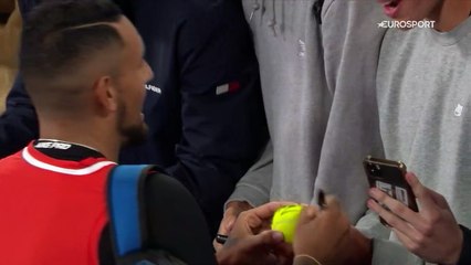 La victoire et une bière bien méritée : Nick Kyrgios célèbre sa qualification avec les fans