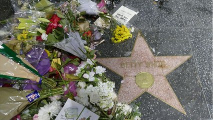 GALA VIDEO - Betty White morte à 99 ans : les causes de son décès enfin révélées