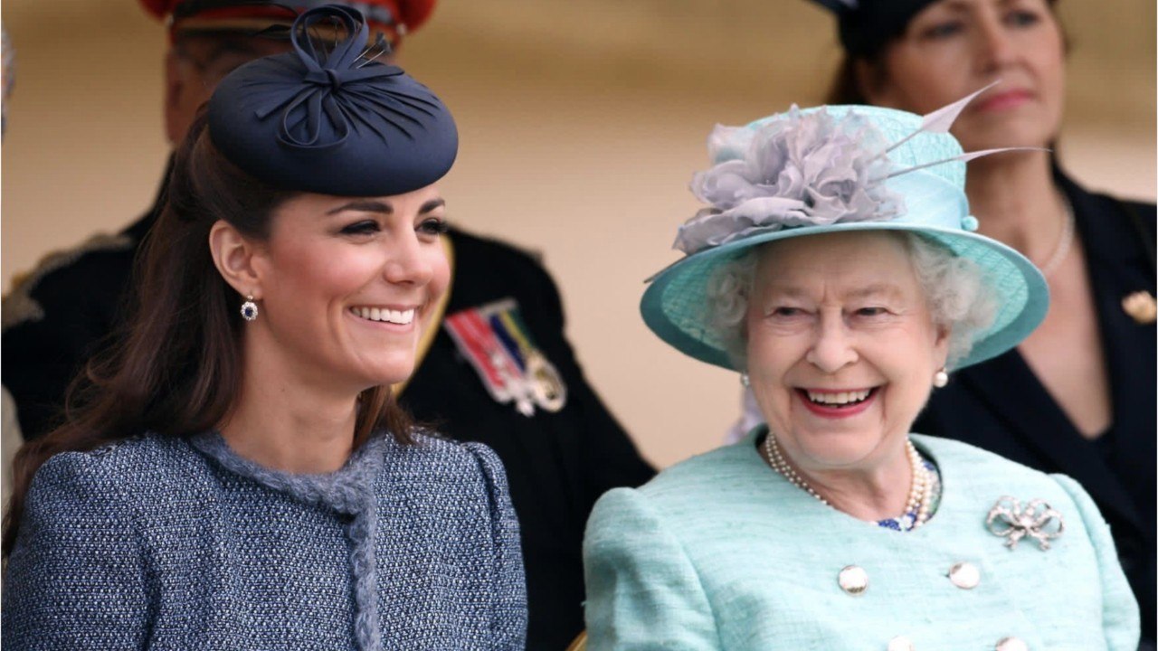 GALA VIDEO - Elizabeth II célèbre Kate Middleton... et mouche Meghan Markle une nouvelle fois !